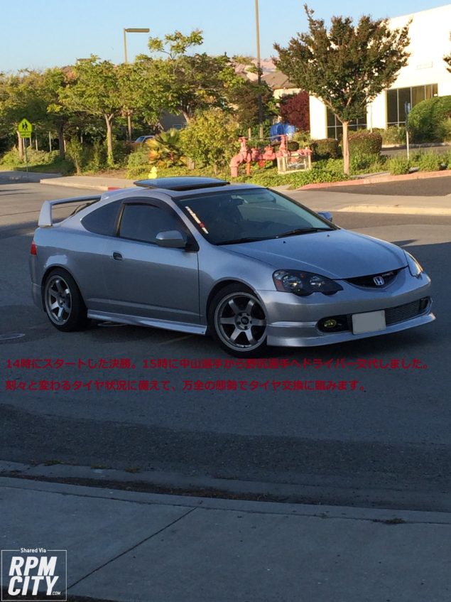 14時にスタートした決勝。15時に中山選手から野尻選手へドライバー交代しました。刻々と変わるタイヤ状況に備えて、万全の態勢でタイヤ交換に臨みます。 